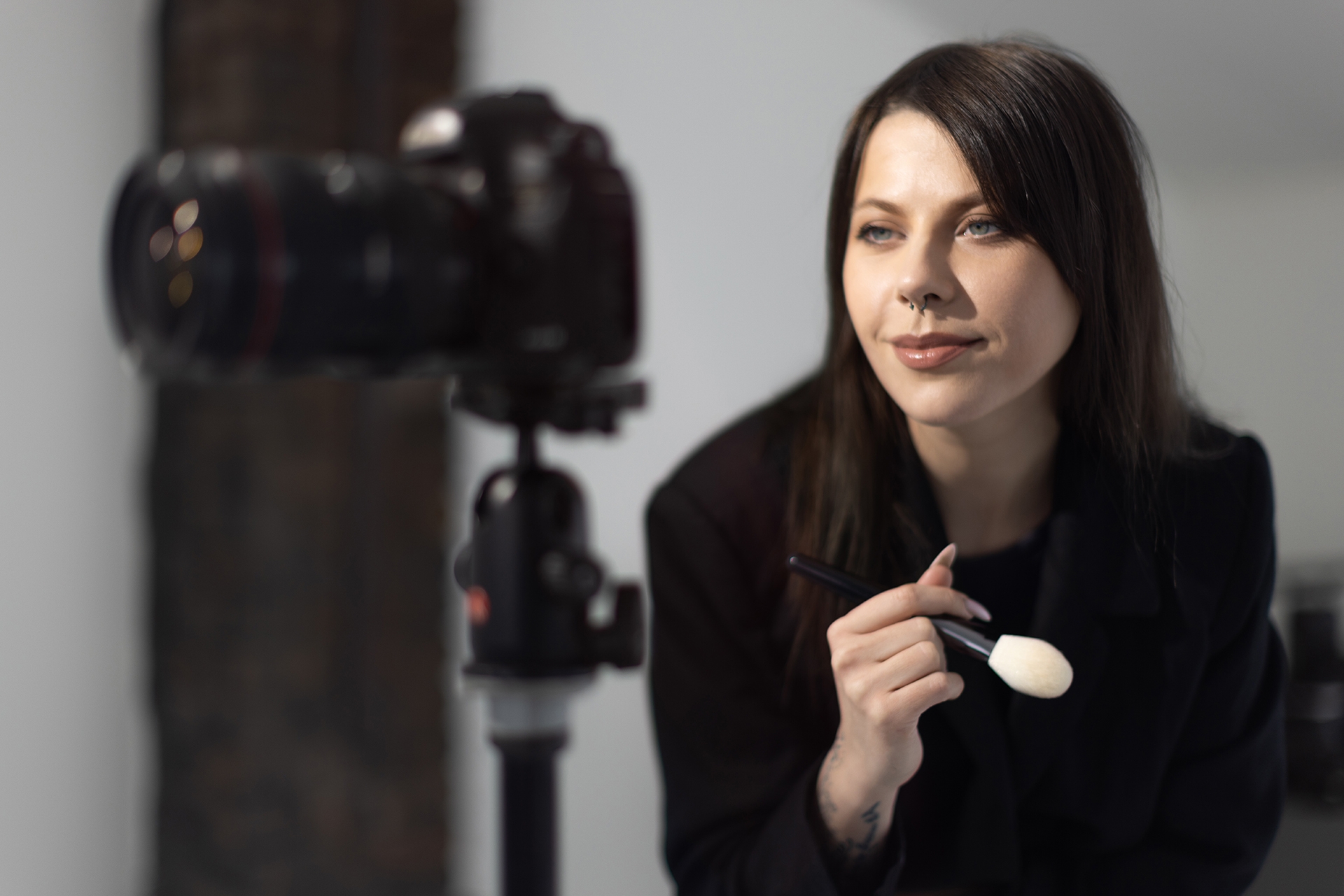 Vizāžista klātbūtne fotosesijas laikā